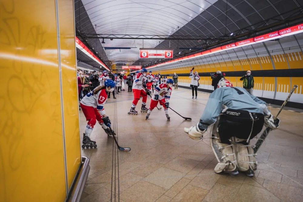 V pražském metru se proháněli hokejisté i skokan na lyžích. Podporovali naše olympioniky