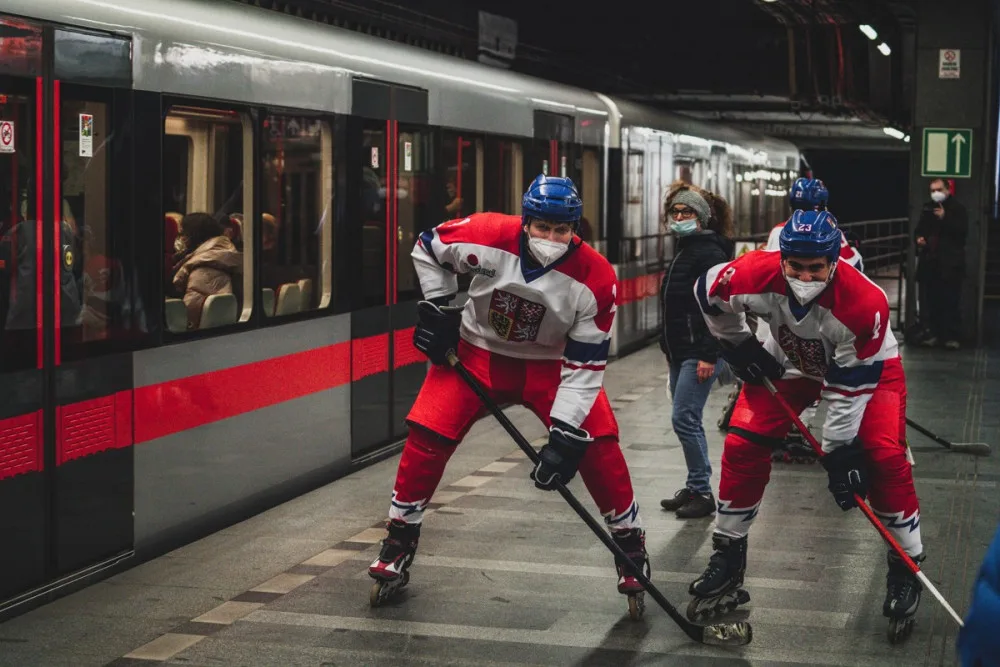 V pražském metru se proháněli hokejisté i skokan na lyžích. Podporovali naše olympioniky