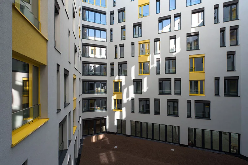 Nejzajímavější moderní stavby Prahy: Domu Harfa Design Residence s prémiovými byty dominují žluté rámy