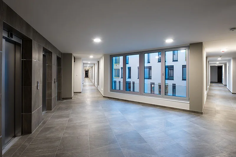 Nejzajímavější moderní stavby Prahy: Domu Harfa Design Residence s prémiovými byty dominují žluté rámy