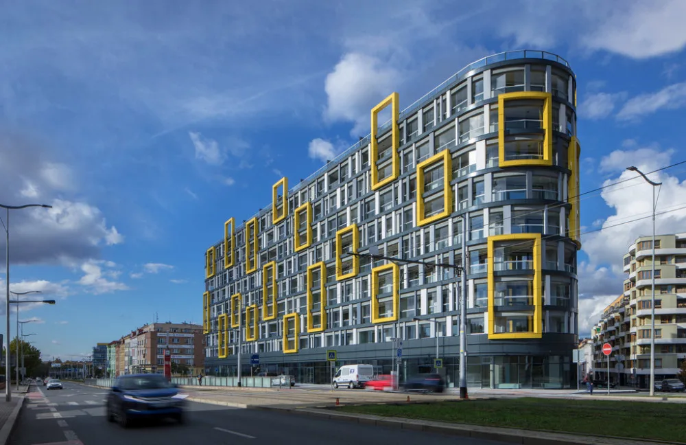 Nejzajímavější moderní stavby Prahy: Domu Harfa Design Residence s prémiovými byty dominují žluté rámy