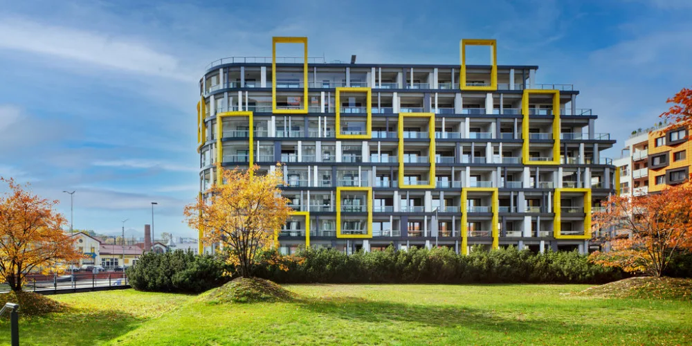 Nejzajímavější moderní stavby Prahy: Domu Harfa Design Residence s prémiovými byty dominují žluté rámy
