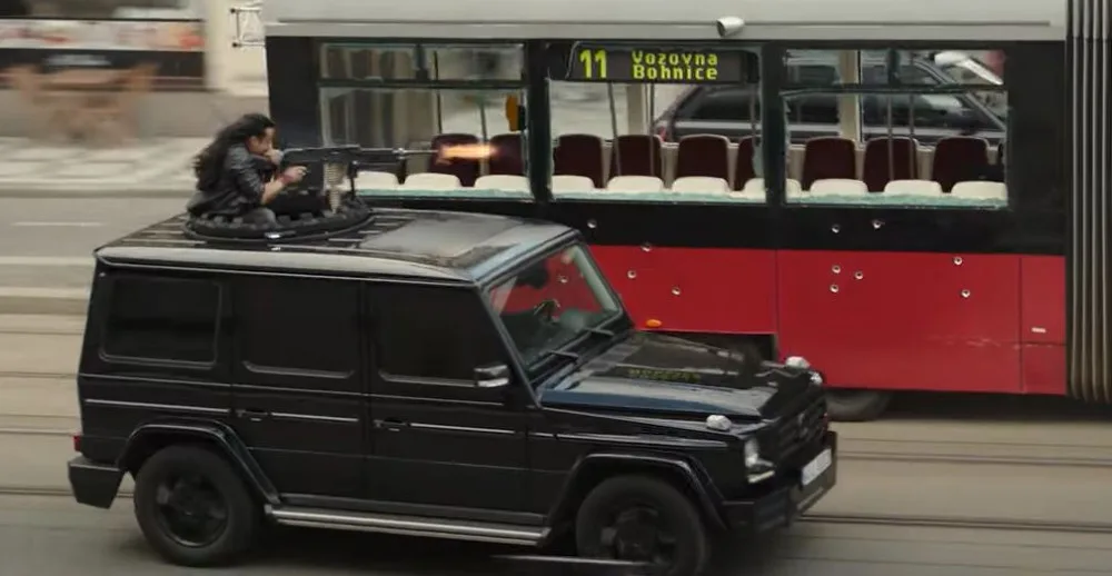 Divoká honička a střelba v ulicích Prahy. Netflix zveřejnil první záběry z filmu s Ryanem Goslingem