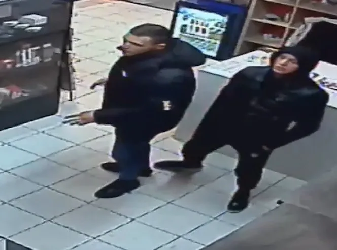 VIDEO: Pátrání po útočnících, kteří v Praze 1 napadli kolemjdoucího. Agresoři muži zlomili čelist