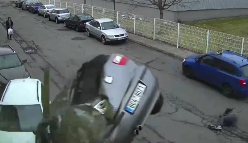 Auto v Praze letělo vzduchem. V letu srazilo chodkyni, pak narazilo do domu