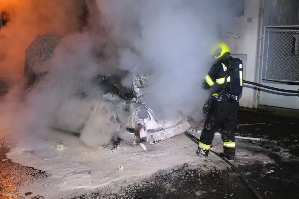 VIDEO: Žháři v Praze zapálili několik aut. Při zadržení byli ozbrojení sekerou a střelnou zbraní