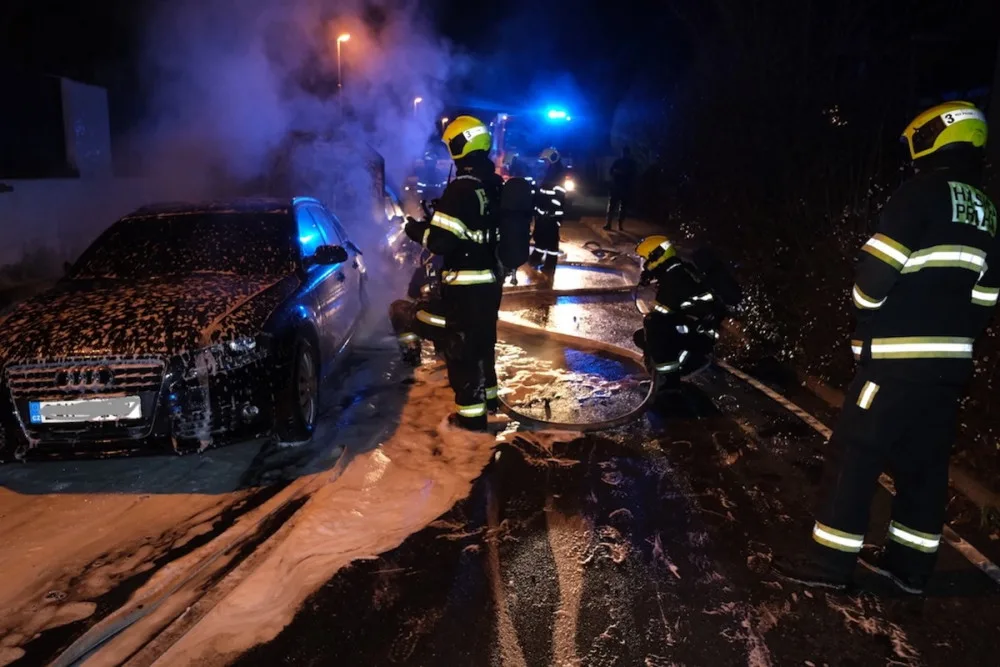 VIDEO: Žháři v Praze zapálili několik aut. Při zadržení byli ozbrojení sekerou a střelnou zbraní