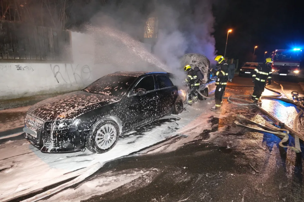 VIDEO: Žháři v Praze zapálili několik aut. Při zadržení byli ozbrojení sekerou a střelnou zbraní