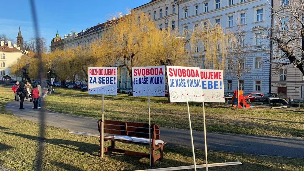 Další protesty kvůli novele pandemického zákona. Na pražském Klárově se sešly desítky odpůrců