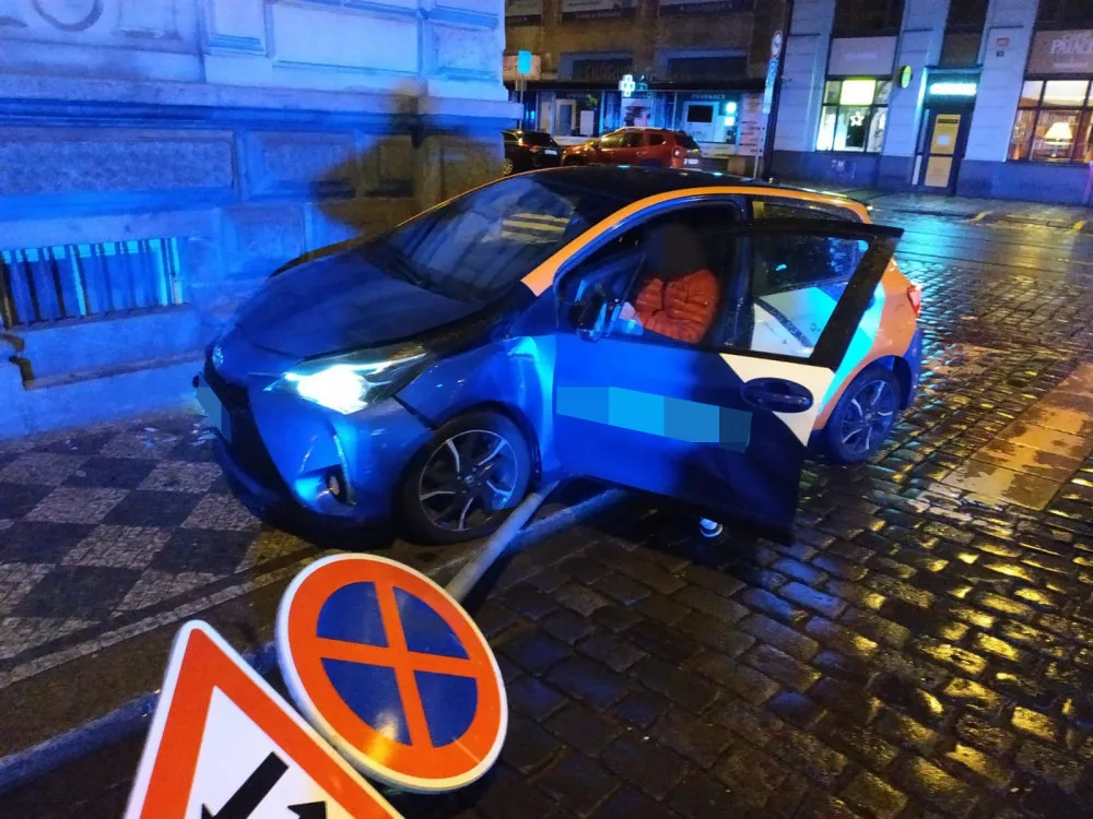 Opilý devatenáctiletý řidič naboural auto v centru Prahy. Policistům tvrdil, že jen prochází kolem