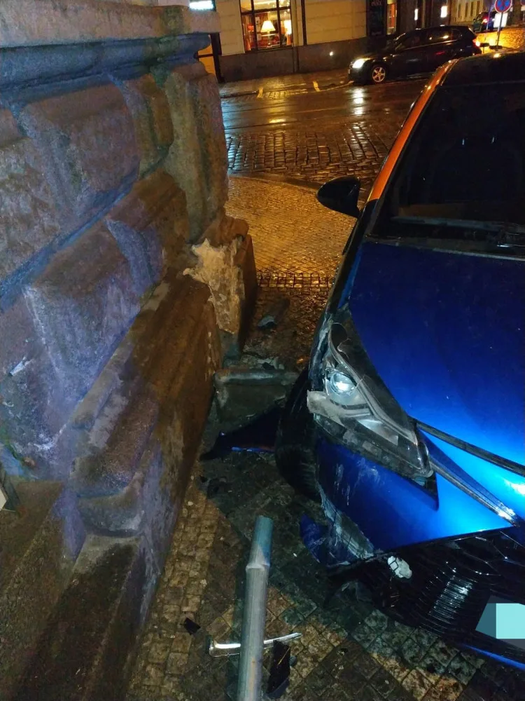 Opilý devatenáctiletý řidič naboural auto v centru Prahy. Policistům tvrdil, že jen prochází kolem