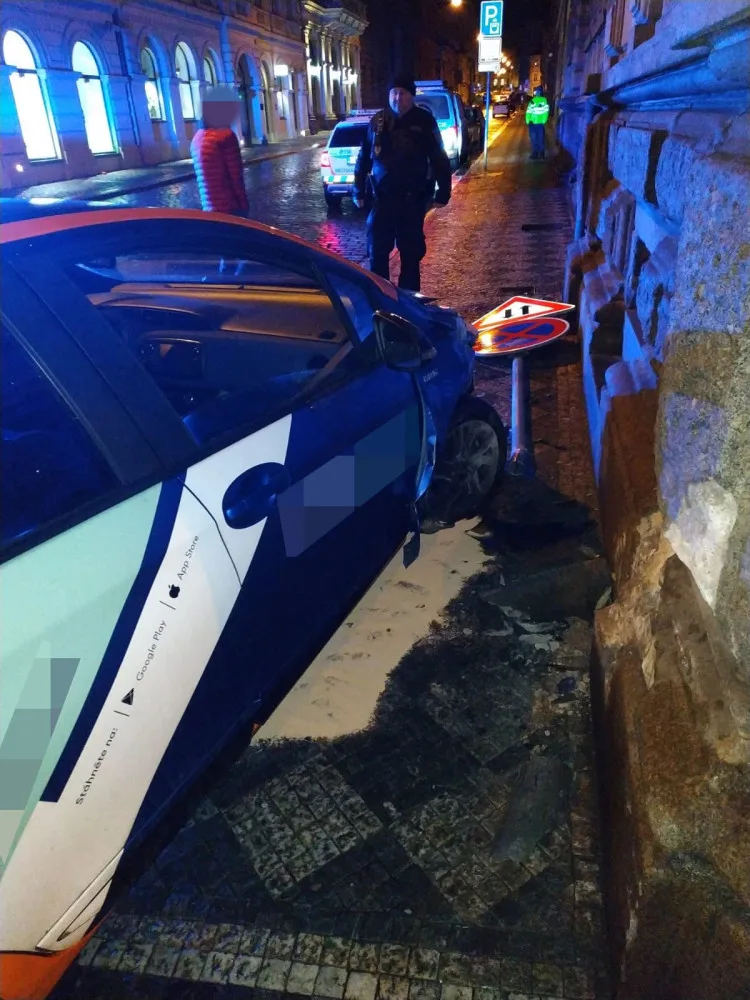 Opilý devatenáctiletý řidič naboural auto v centru Prahy. Policistům tvrdil, že jen prochází kolem
