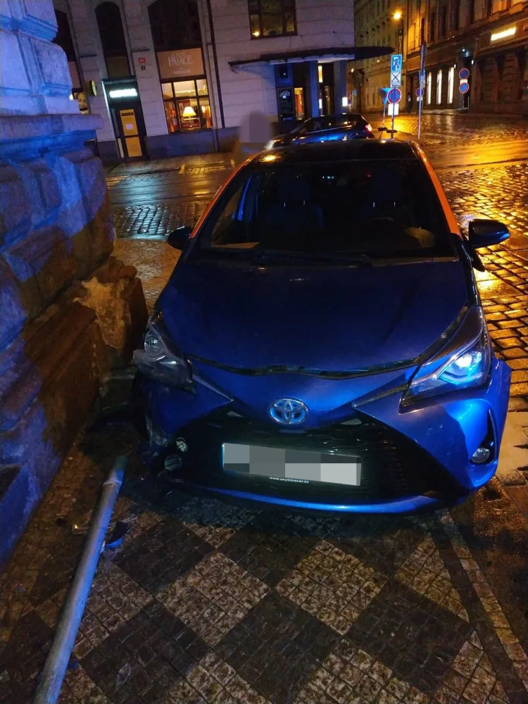 Opilý devatenáctiletý řidič naboural auto v centru Prahy. Policistům tvrdil, že jen prochází kolem