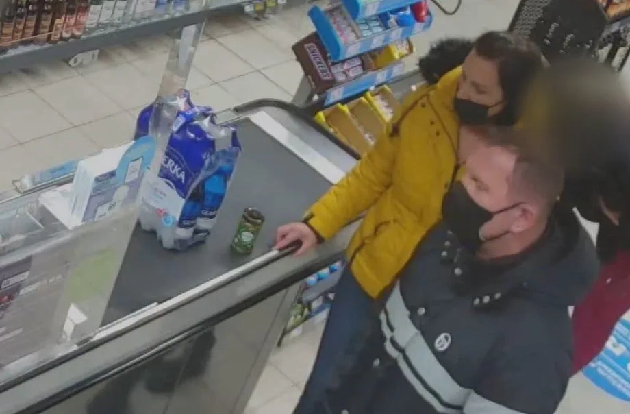 Muž šel na nákup. V obchodě ho brutálně napadl agresor, který ho zkopal a dupl mu na hlavu