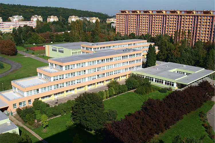 Osmička upraví pěší trasy ke školám u křižovatky ulic Hlaváčova a Taussigova. Děti se necítily bezpečně