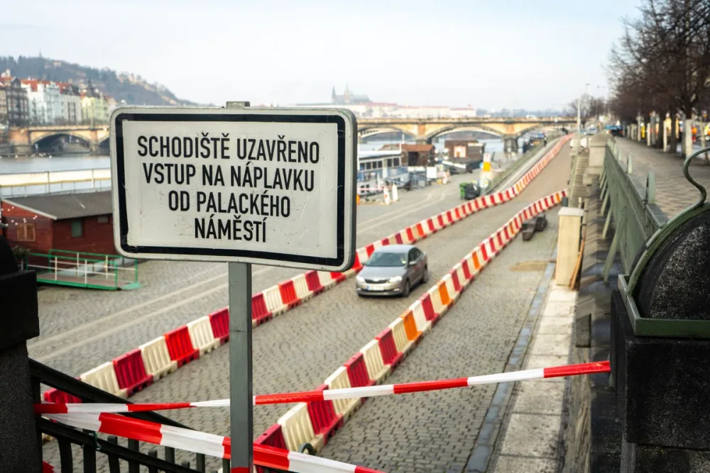 VIDEO: V Praze začala oprava tramvajové trati, kvůli které musí řidiči jezdit po náplavce