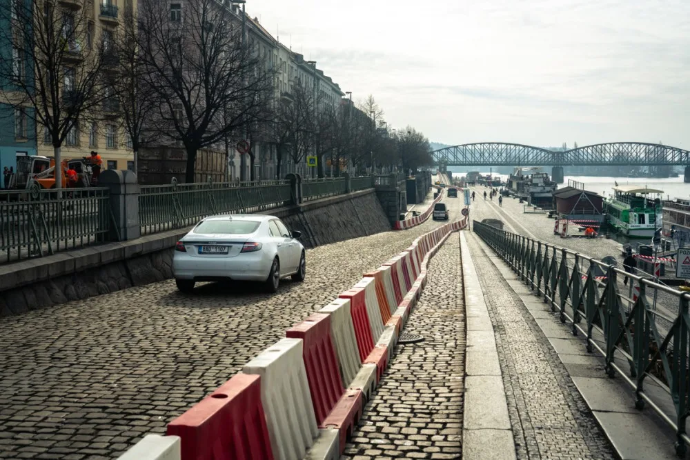 VIDEO: V Praze začala oprava tramvajové trati, kvůli které musí řidiči jezdit po náplavce