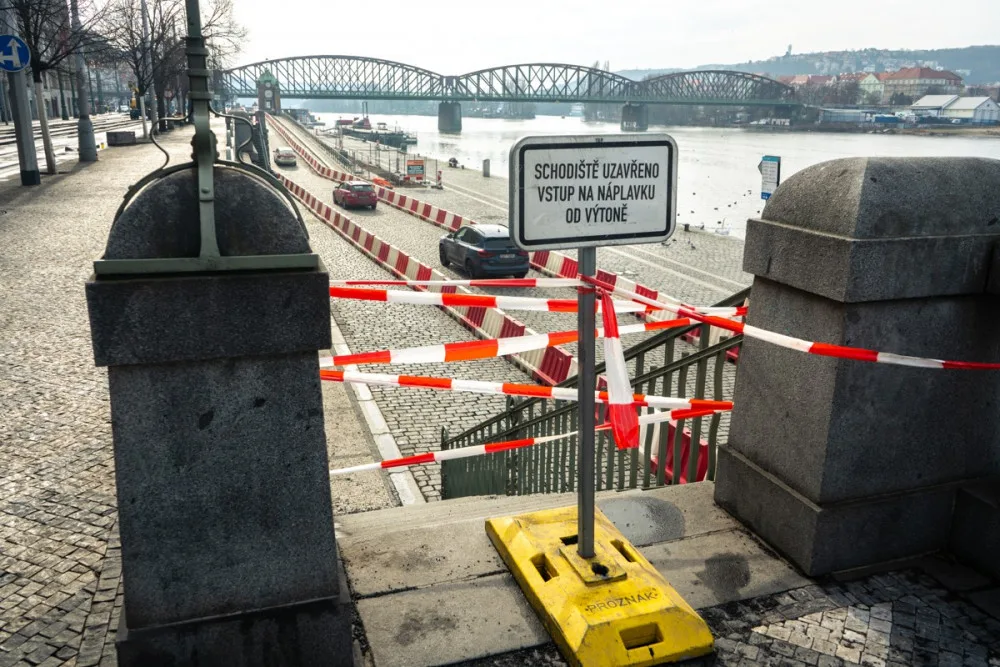 VIDEO: V Praze začala oprava tramvajové trati, kvůli které musí řidiči jezdit po náplavce