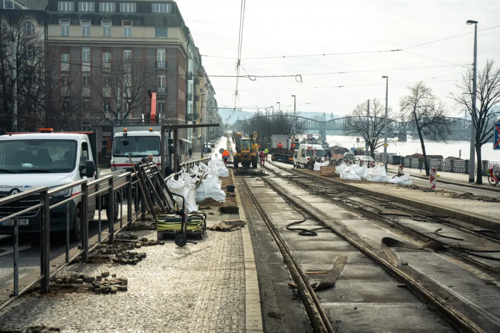 VIDEO: V Praze začala oprava tramvajové trati, kvůli které musí řidiči jezdit po náplavce
