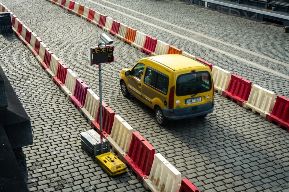 VIDEO: V Praze začala oprava tramvajové trati, kvůli které musí řidiči jezdit po náplavce