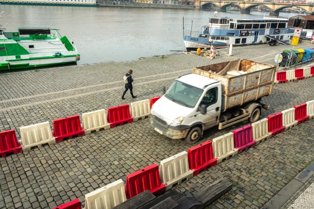 VIDEO: V Praze začala oprava tramvajové trati, kvůli které musí řidiči jezdit po náplavce