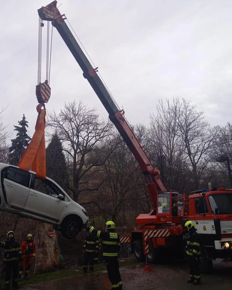 Řidič vjel v Praze 10 do potoka. Muže i auto hasiči vytahovali z vršovického Botiče