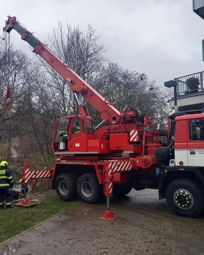 Řidič vjel v Praze 10 do potoka. Muže i auto hasiči vytahovali z vršovického Botiče