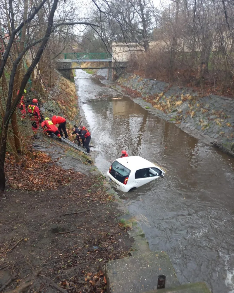 Řidič vjel v Praze 10 do potoka. Muže i auto hasiči vytahovali z vršovického Botiče
