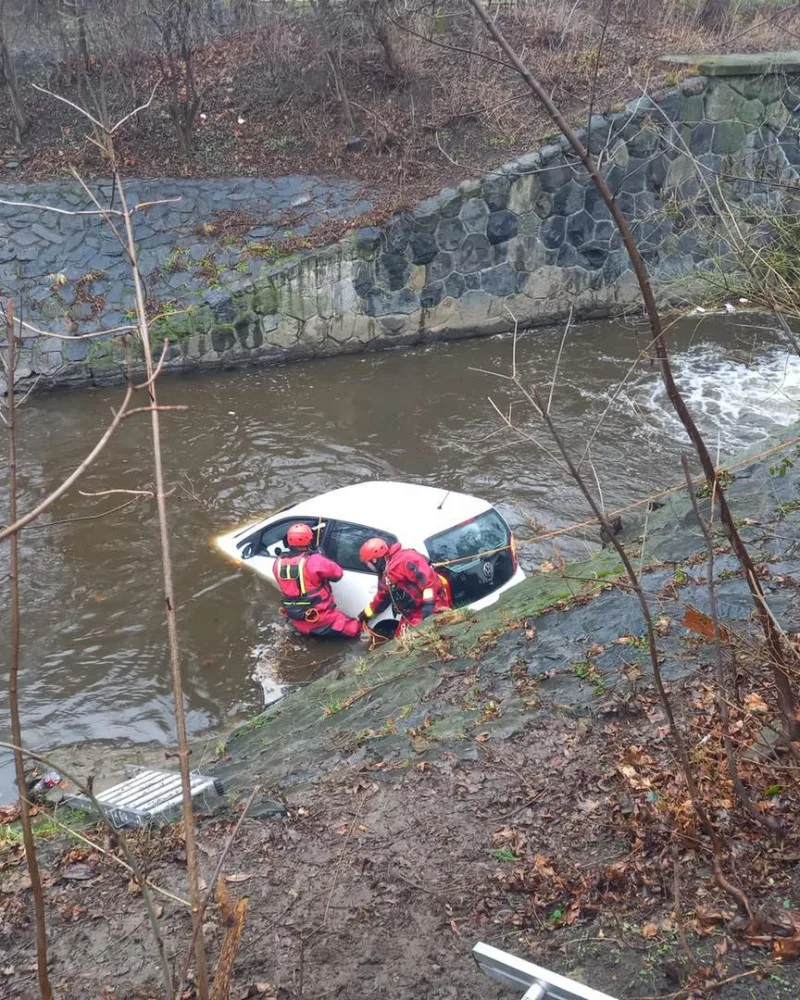 Řidič vjel v Praze 10 do potoka. Muže i auto hasiči vytahovali z vršovického Botiče
