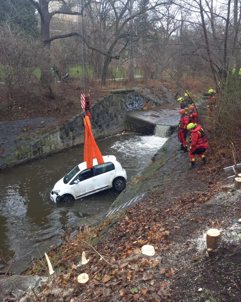 Řidič vjel v Praze 10 do potoka. Muže i auto hasiči vytahovali z vršovického Botiče