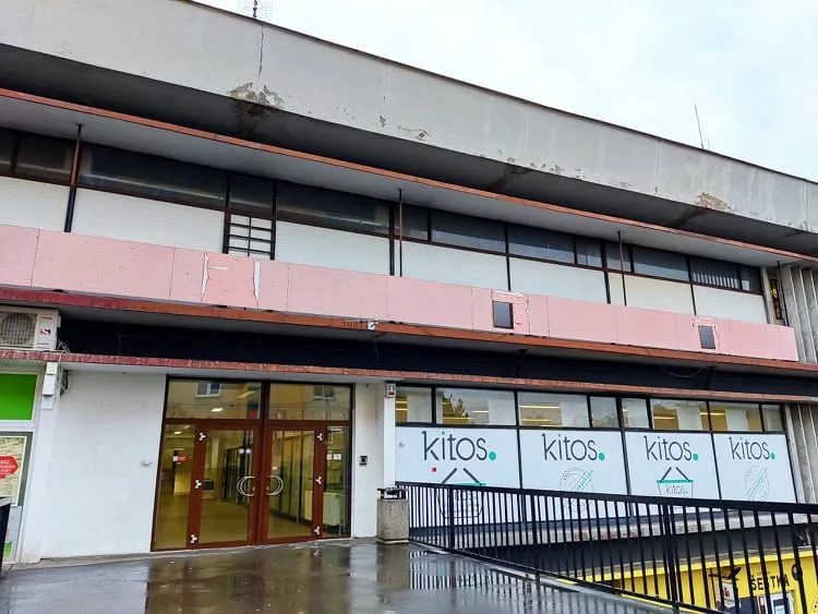 Obchodní dům Šárka se měl rekonstrukce dočkat už před lety. Zatím se ale nic neděje