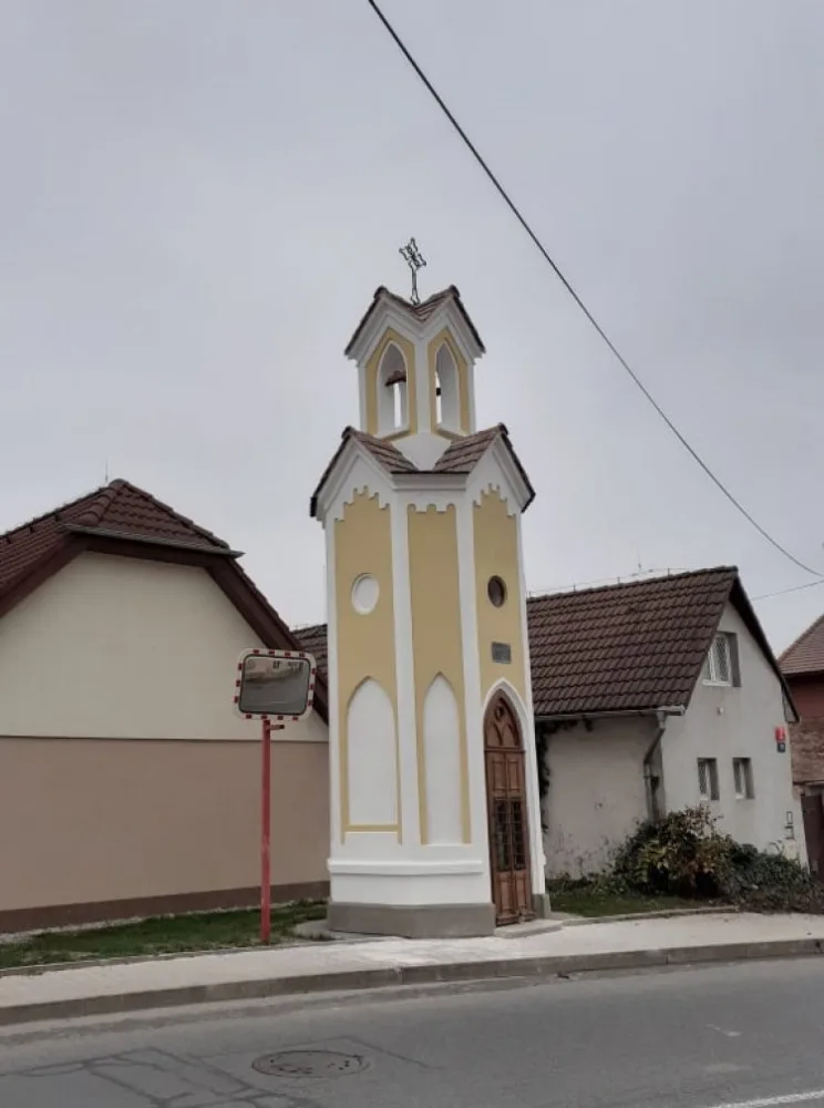 Kapličku, kterou zdemoloval náraz kamionu, dnes zvonu vysvětili