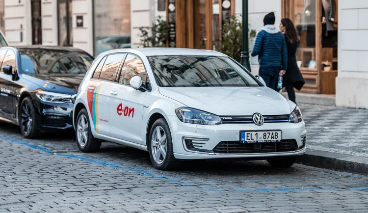 V Praze budou letos do 82 lamp instalovány nabíječky pro elektromobily