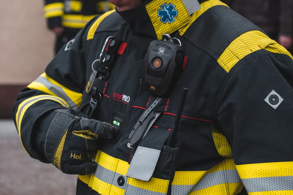 Pražští hasiči testují chytré obleky. Dokáží měřit teplotu nebo zviditelnit hasiče v zakouřených prostorách