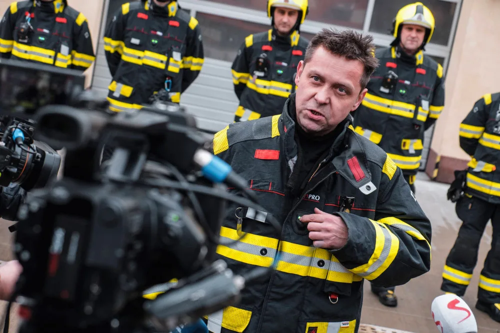Pražští hasiči testují chytré obleky. Dokáží měřit teplotu nebo zviditelnit hasiče v zakouřených prostorách