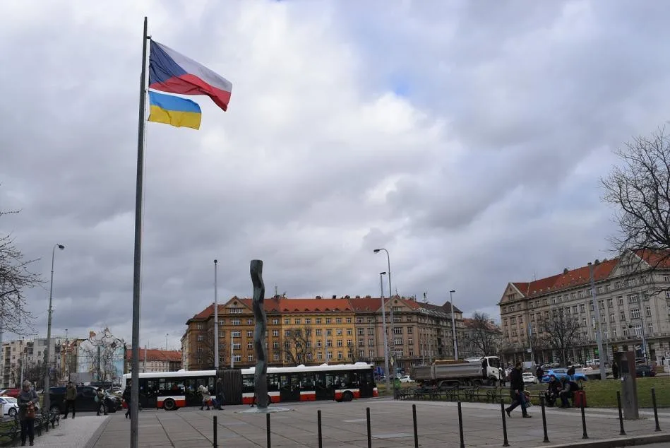 Podívejte se, které městské části vyvěsily ukrajinskou vlajku