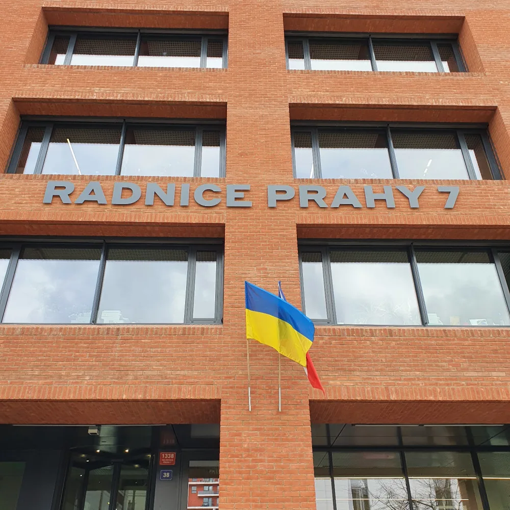Podívejte se, které městské části vyvěsily ukrajinskou vlajku