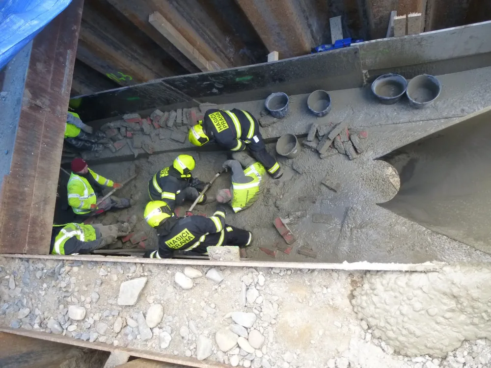 Dva dělníky zalil při práci tekoucí beton. Se zraněními skončili v nemocnici