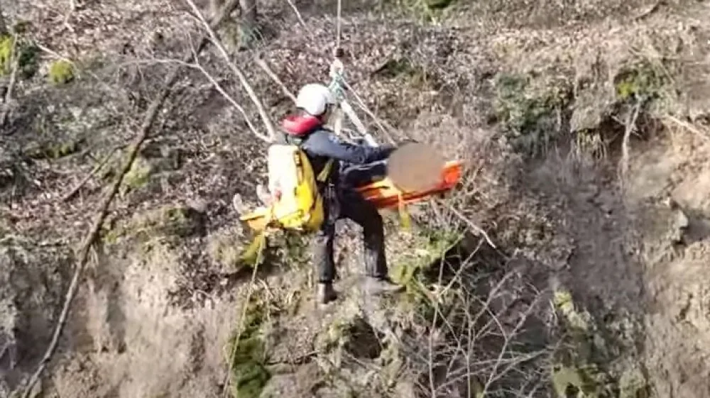 Muž spadl ze srázu a zranil se. Nemohl mluvit ani chodit a zůstal v lese celou noc
