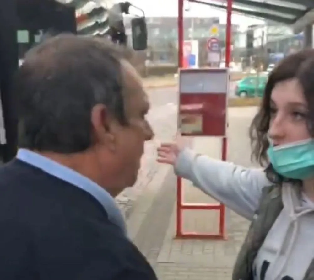 Dostanete přes držku, vy hovado jedno. Řidič autobusu nepomohl vozíčkáři, pak napadl cestující
