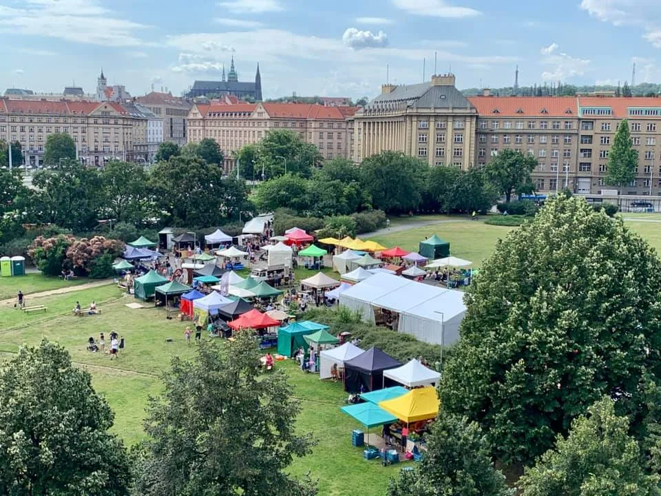 Trhy na Kulaťáku jsou zpět. Užijte si 43 sobot plných dobrého jídla, pití a atmosféry. Akci zahájí zabijačkou