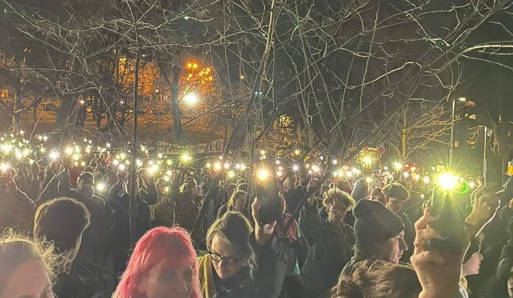 Táhněte, kolaboranti! Příznivci Ukrajiny přehlušili setkání sympatizantů Putinova režimu