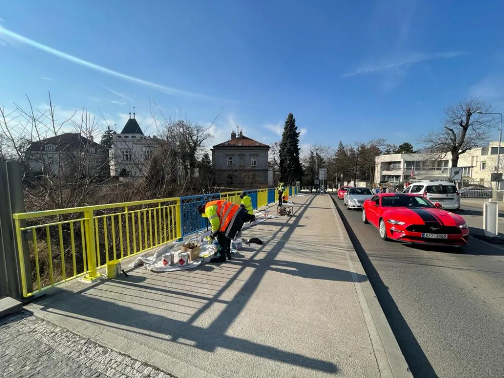 Zábradlí u ruského velvyslanectví v Praze je po opravě v ukrajinských barvách.