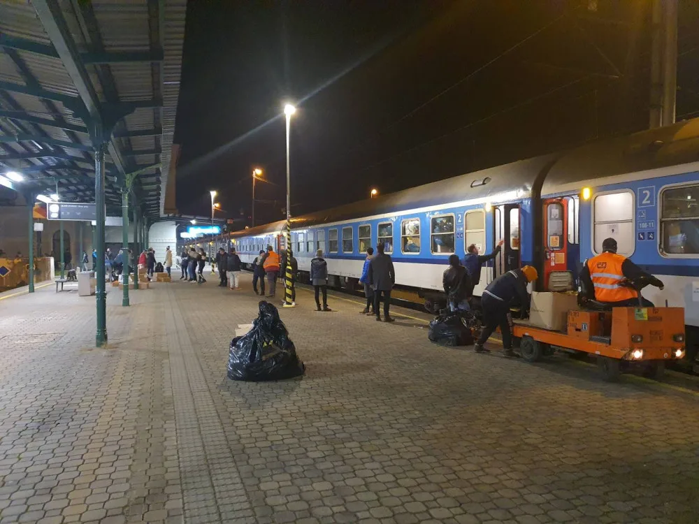 Do Prahy ráno dorazil další vlak s uprchlíky. Další vyjel večer