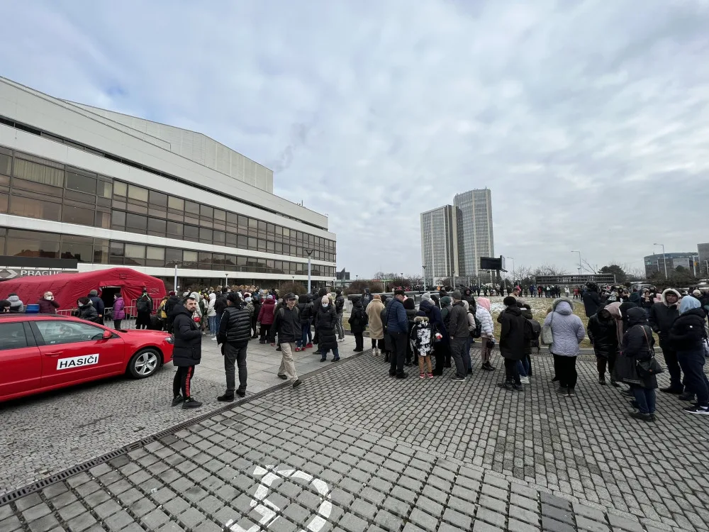 Pražské centrum pro uprchlíky překročilo kapacitu. Uprchlíci pojedou do jiných měst