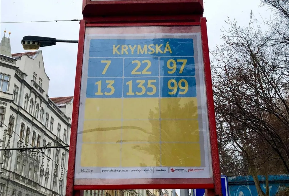 Krymská je žluto-modrá. Dopravní podnik přebarvil zastávková tabla na podporu Ukrajiny