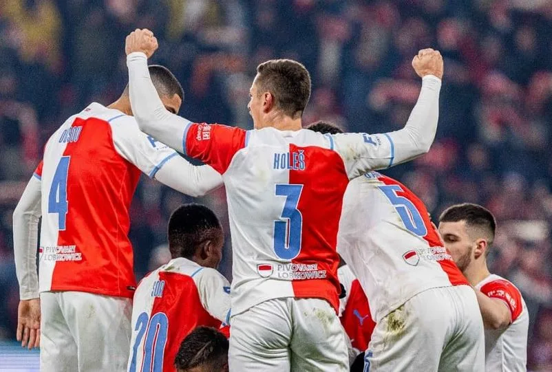 Slavia porazila před vyprodaným Edenem Spartu 2:0 a vrátila se do čela tabulky
