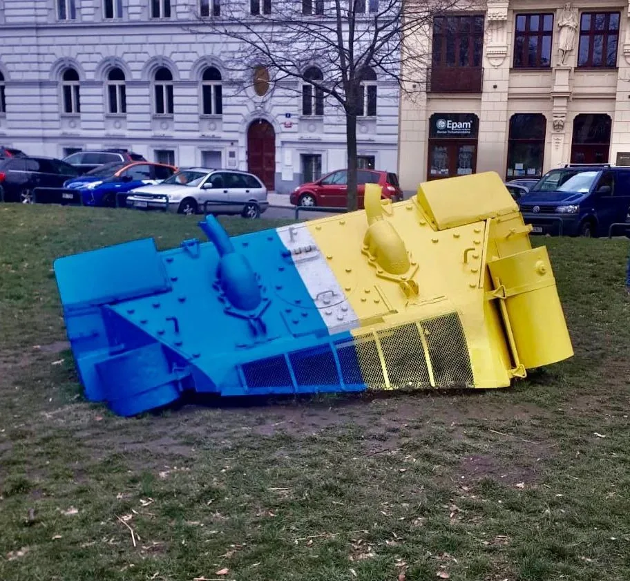 Černého tank na Smíchově dostal ukrajinské barvy
