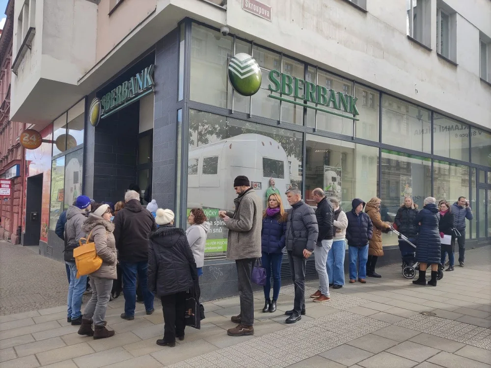 Senior vybral peníze ze Sberbank. O chvíli později ho okradli zloději, kteří si ho vytipovali