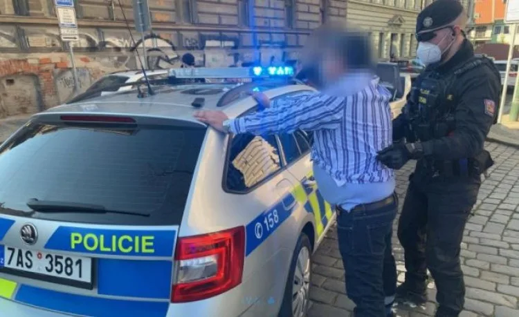 Policie dopadli muže podezřelé z okradení seniora, který si vybíral úspory ze Sberbank